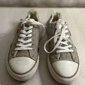 Levi Brand Converse size 7 tennis shoes